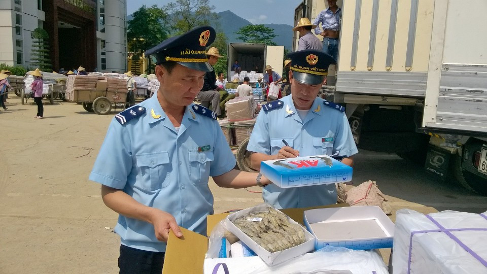 Cán bộ hải quan Bắc Phong Sinh kiểm tra hàng hóa xuất nhập khẩu.