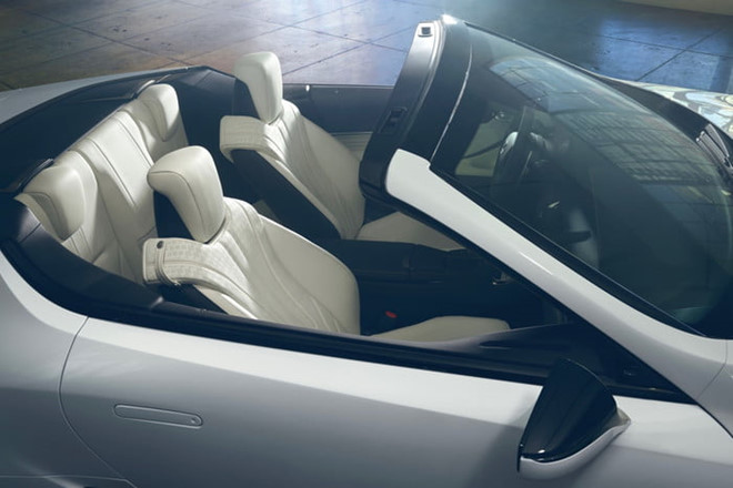 Nội thất màu trắng của mui trần Lexus LC rất khó giữ sạch.