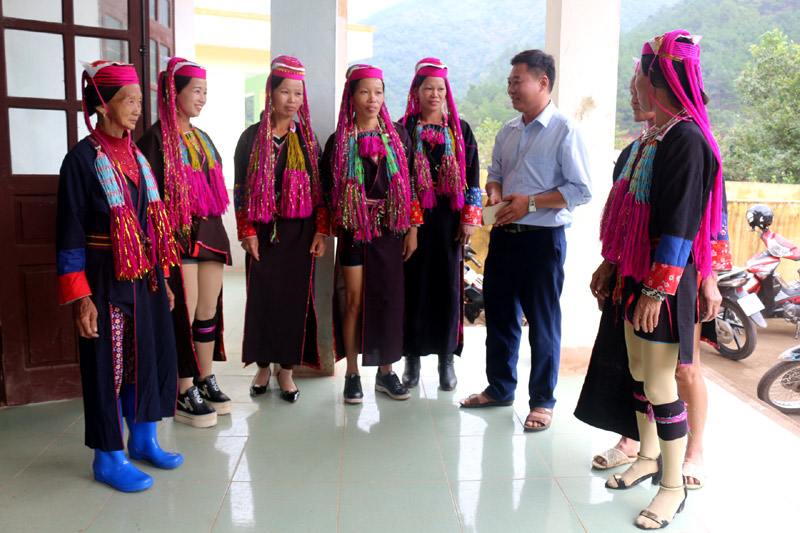 Chị em phụ nữ người Dao bản Ngàn phe trong trang phục truyền thống dự Ngày hội Đại đoàn kết dân tộc.