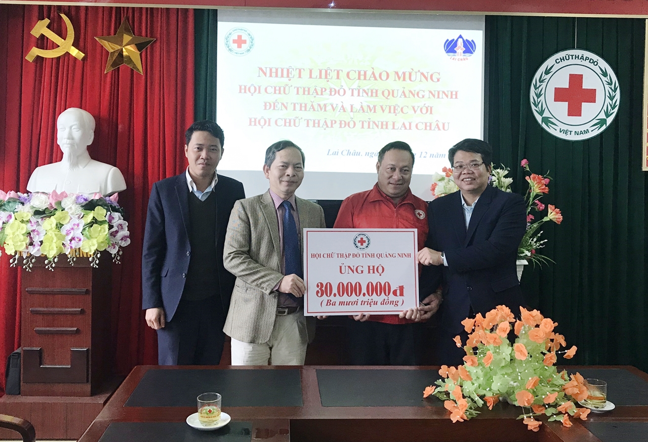 Hội Chữ thập đỏ tỉnh cũng tặng 80 triệu đồng quà Tết cho người dân nghèo ở các tỉnh Yên Bái, Lai Châu, Lào Cai