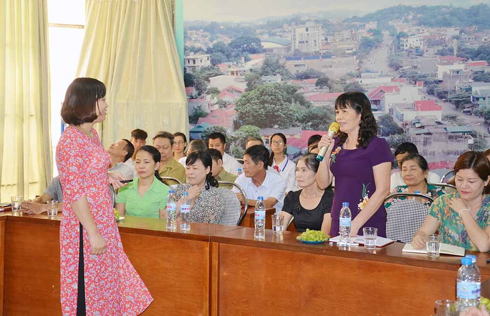 Người lao động phường Hà Lầm, TP Hạ Long chia sẻ về việc tự học tại buổi tọa đàm do TTHTCĐ phường Hà Lầm tổ chức. Ảnh: Lan Anh