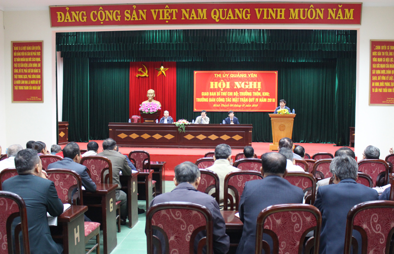 Hội nghị báo cáo viên thường kỳ tháng 8. Ảnh: Nguyễn Thanh