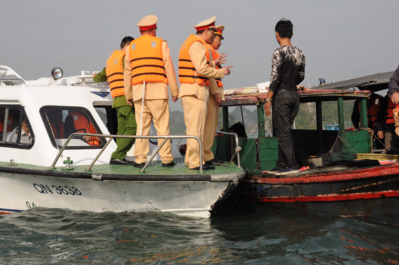 Lực lượng CSGT thủy kiểm tra phương tiện trên Vịnh Hạ Long