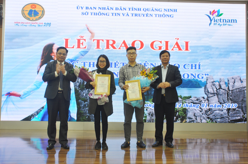 Lãnh đạo Sở Du lịch và Trung tâm truyền thông tỉnh trao giải Ba cho nhóm tác giả