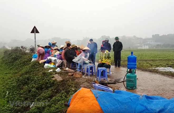 Người dân Nam Sơn đã tháo dỡ lán chốt chặn, để xe chở rác vào bãi rác lớn nhất Hà Nội. (Ảnh: P.V/Vietnam+)