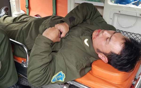 Anh Nguyễn Văn Điệp được chăm sóc trên xe cứu thương