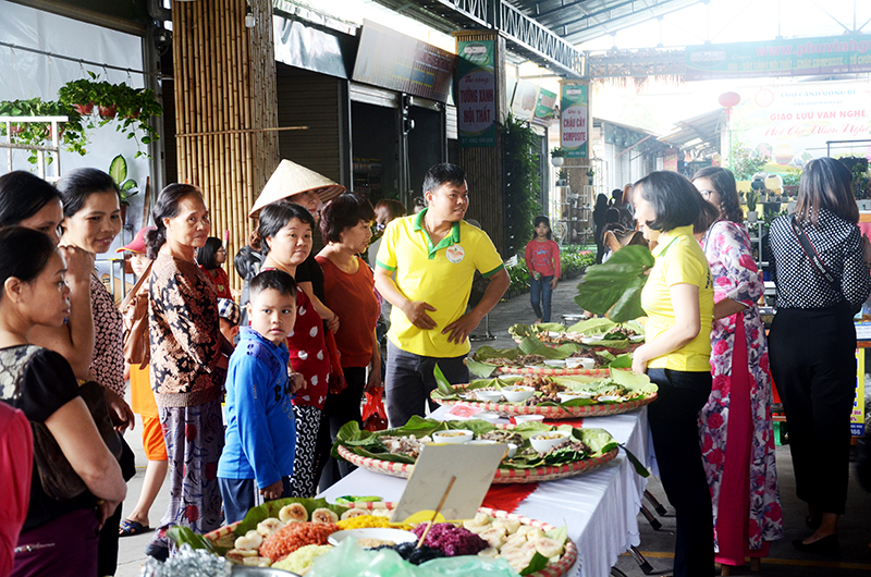 Du khách tham quan chợ cảnh Uông Bí dịp cuối tuần.