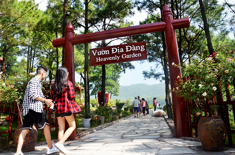 Vườn địa đàng ở Hồ Yên Trung, địa điểm du lịch mới đưa vào khai thác năm 2018 thu hút đông khách du lịch đến tham quan.
