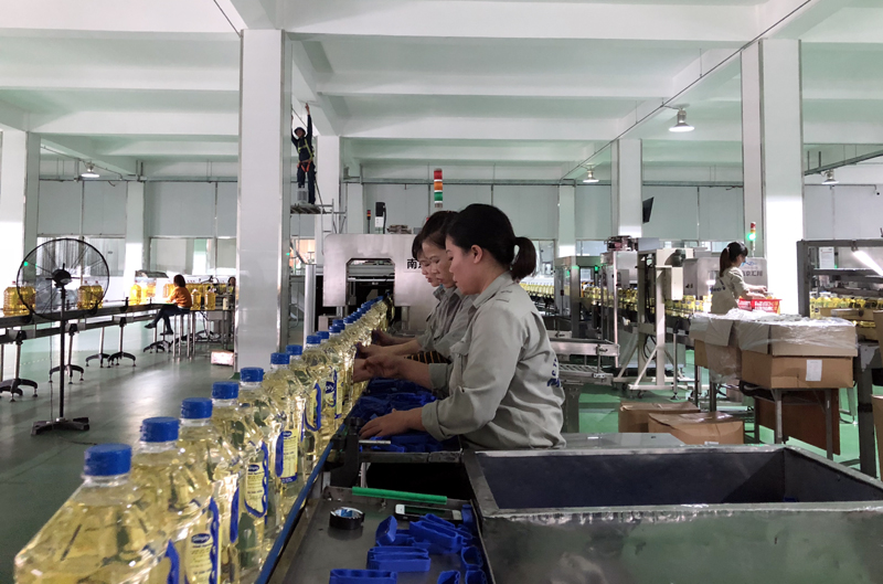 Sản xuất dầu ăn tại Nhà máy Dầu thực vật Cái Lân (Công ty TNHH Dầu thực vật Cái Lân)
