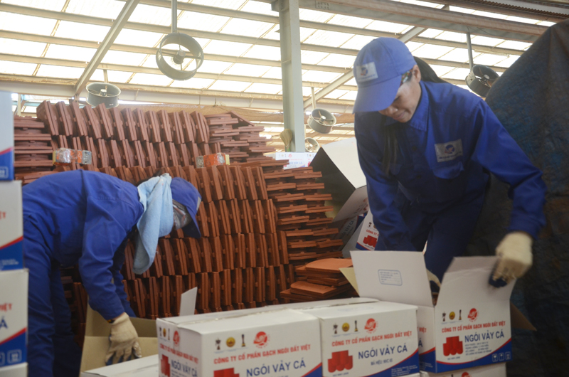 Đóng gói sản phẩm ngói vẩy cá tại Gốm Đất Việt.