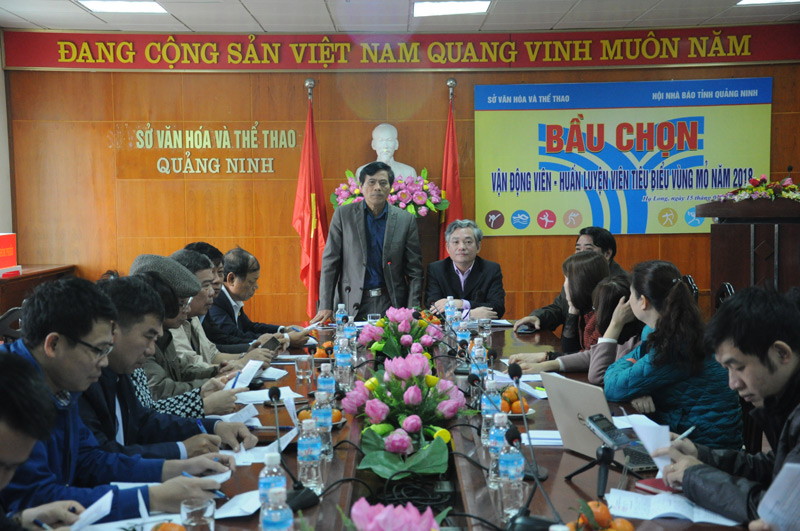 Đồng chí Nguyễn Tiến Mạnh, Chủ tịch Hội nhà báo phát biểu tại cuộc bầu chọn 