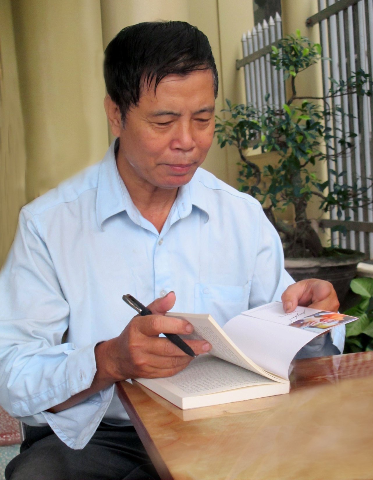 Nhà văn Trọng Khang