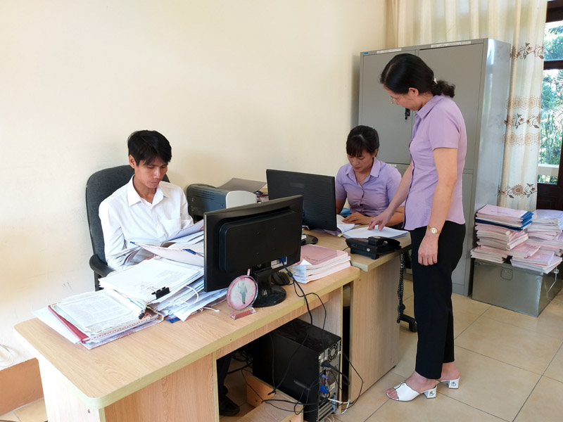 án bộ, công chức Cơ quan Kiểm tra - Thanh tra huyện Vân Đồn rà soát đơn thư để thực hiện công tác kiểm tra, giám sát. Ảnh: Quang Minh