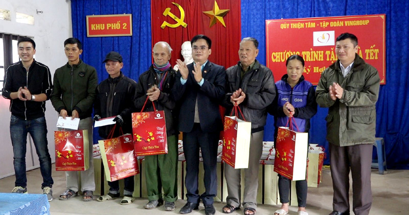 Tập đoàn Vingroup tổ chức tặng quà tết cho các hộ  nghèo, gia đình chính sách trên địa bàn huyện Ba Chẽ.