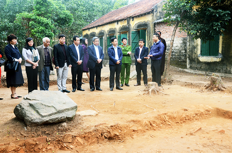 Các đại biểu đi tham quan thực địa khu vực khai quật khảo cổ tại đình Bang, xã Thống Nhất, huyện Hoành Bồ.