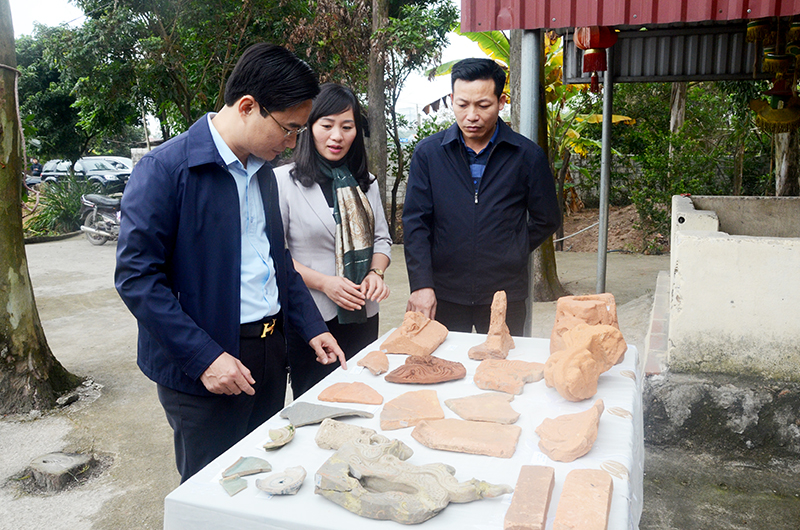 Các đại biểu tham quan các di tích khai quật được tại đình Bang.