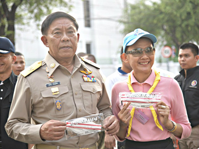 Thị trưởng Bangkok Aswin Kwanmuang đi phát khẩu trang bảo vệ cho người dân