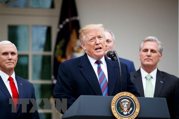 Tổng thống Mỹ Donald Trump (giữa) trong cuộc họp báo tại Nhà Trắng. (Nguồn: THX/TTXVN)