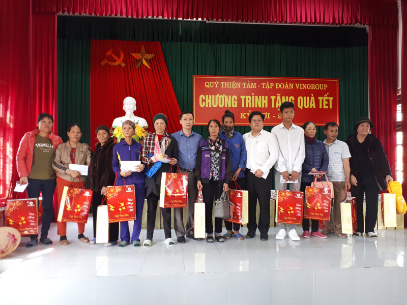 Đại diện Quỹ Thiện Tâm, Tập đoàn Vingoup phối hợp cùng MTTQ tỉnh trao tặng quà cho hộ nghèo trên địa bàn thị xã Quảng Yên