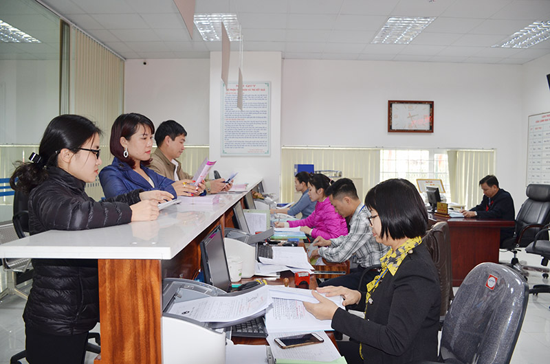 Cán bộ Bộ phận một của tiếp nhận và trả kết quả phường Quang Trung (TP Uông Bí) giải quyết TTHC cho người dân.