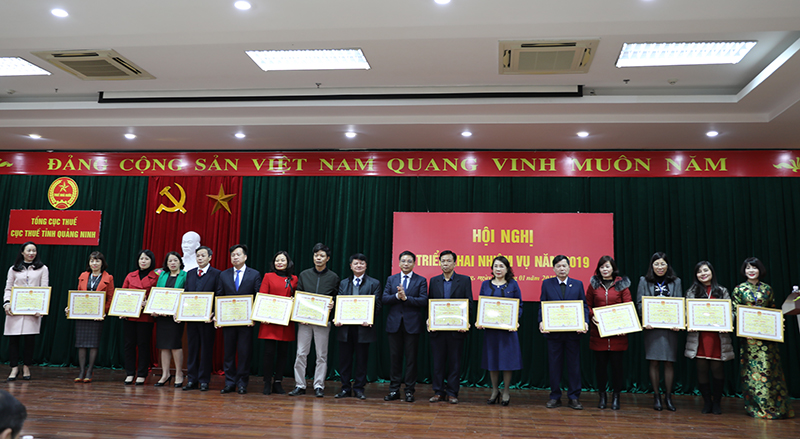Phó Chủ tịch UBND tỉnh Nguyễn Văn Thắng trao bằng khen của UBND tỉnh cho các cá nhân, tập thể có thành tích xuất sắc trong thực hiện nhiệm vụ năm 2018.