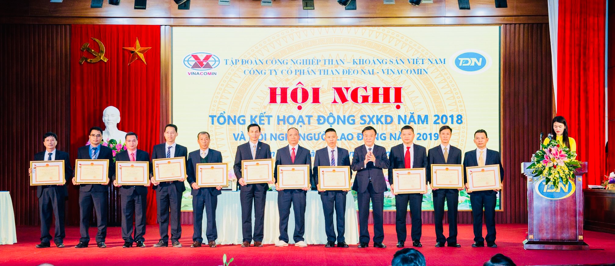 Công ty Than Đèo Nai tặng thưởng cho các tập thể và cá nhân xuất sắc.
