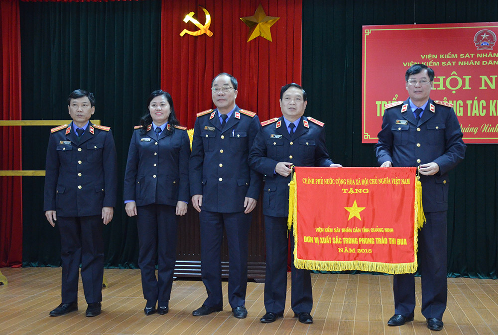 Lãnh đạo VKSND tối cao tặng cờ thi đua của Thủ tướng Chính phủ cho VKSND tỉnh Quảng Ninh