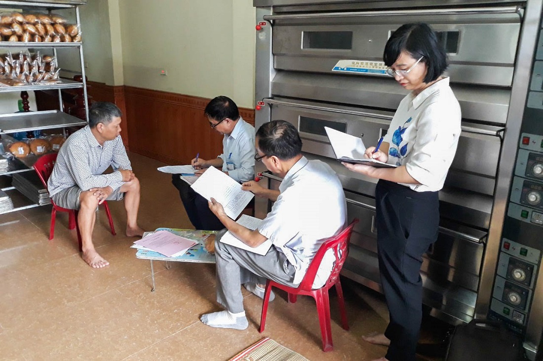 Cán bộ Hội LHPN tỉnh tham gia đoàn liên ngành kiểm tra vệ sinh an toàn thực phẩm tại thị trấn Ba Chẽ (huyện Ba Chẽ).