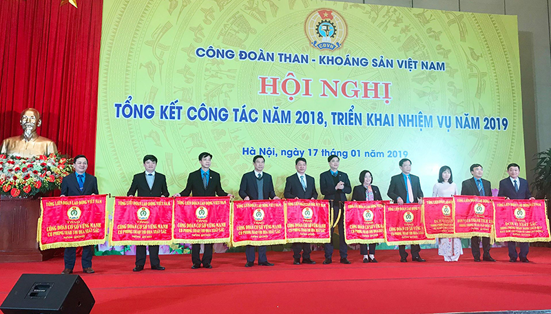 Các tập thể xuất sắc được tặng cờ thi đua của Tổng LĐLĐ Việt Nam.