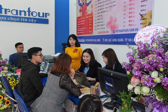 Người dân đăng ký tour du lịch xuân 2019 tại Viettrantour Hạ Long.
