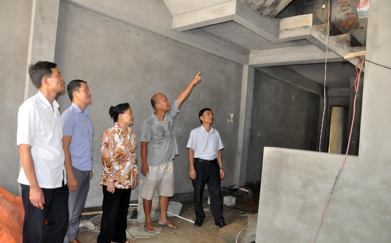 Ban Thanh tra nhân dân phường Quảng Yên thực hiện giám sát xây dựng nhà ở cho người có công tại khu 8, phường Quảng Yên (TX Quảng Yên). Ảnh: Trúc Linh
