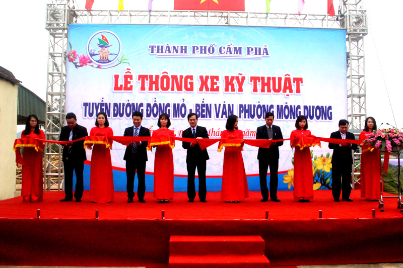 Lãnh đạo thành phố Cẩm Phả cắt băng thông xe kỹ thuật tuyến đường Đồng Mỏ- Bến Ván.