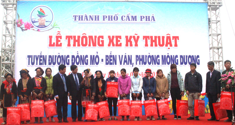 Lãnh đạo thành phố Cẩm Phả tặng quà Tết cho các hộ gia đình chính sách, hộ nghèo ở khu Bến Ván.
