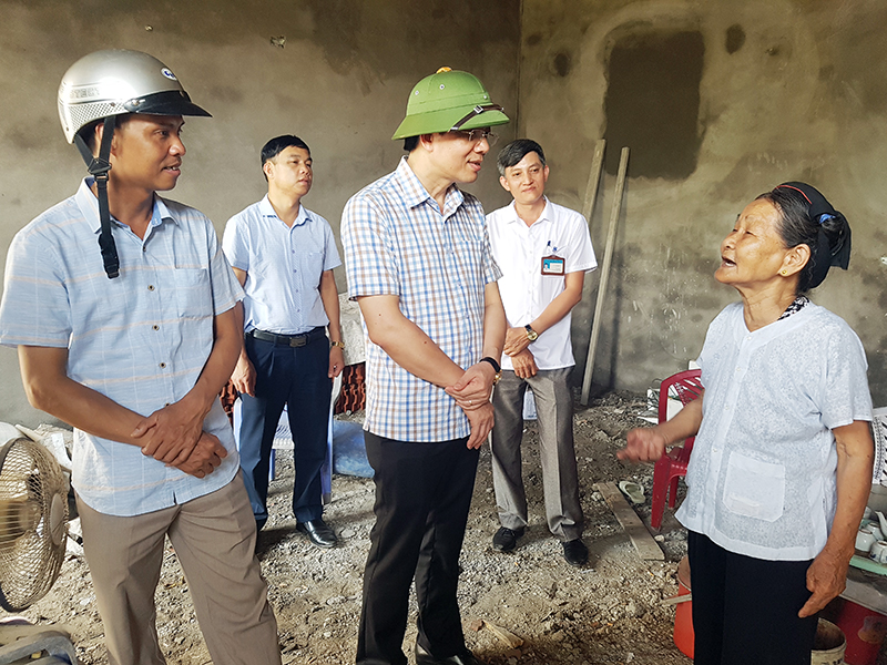 Đồng chí Nguyễn Văn Hồi, Bí thư Thị ủy, Chủ tịch HĐND TX Quảng Yên động viên, thăm hỏi gia đình chính sách được hỗ trợ xây nhà mới tại phường Phong Cốc.