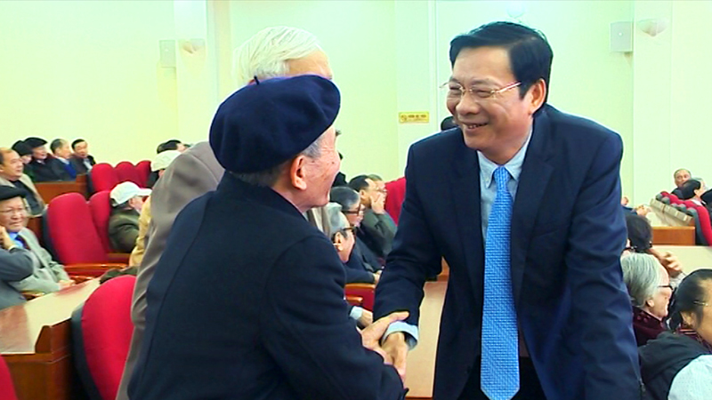 Đồng chí Nguyễn Văn Đọc, Bí thư Tỉnh ủy, Chủ tịch HĐND tỉnh trao đổi cùng với các cán bộ chủ chốt đã về hưu.