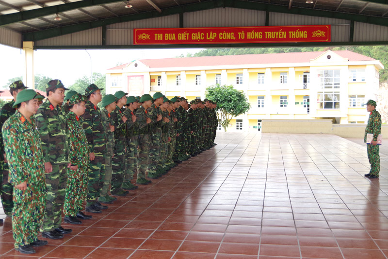 Thiếu tá Hoàng Nguyên Hùng, Tiểu đoàn trưởng Tiểu đoàn huấn luyện chiến sĩ mới thống nhất nội dung cho đội ngũ cán bộ khung huấn luyện chiến sĩ mới.