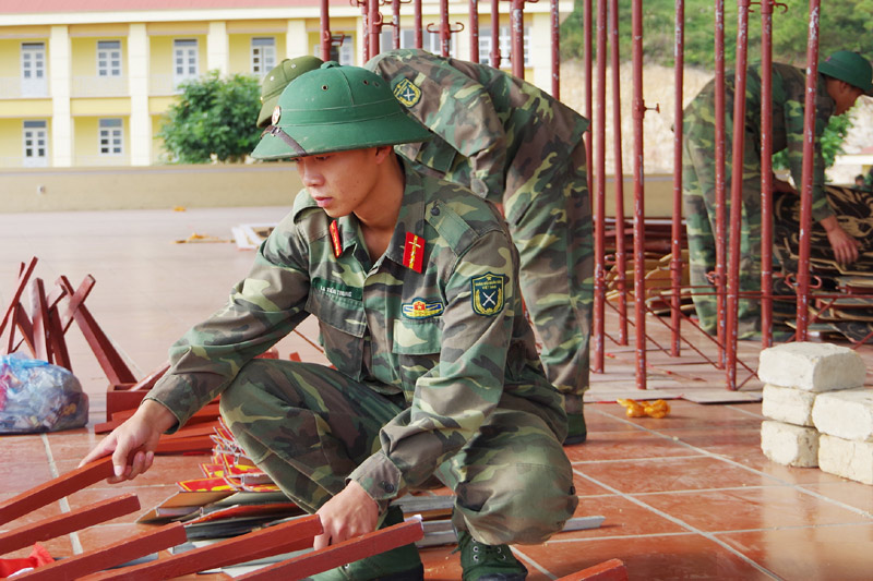 Binh nhì La Tiến Chung, Tiểu đoàn huấn luyện chiến sĩ mới (Trung đoàn 244) cùng các đồng đội chuẩn bị mô hình học cụ huấn luyện.
