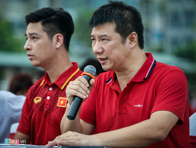 Bình luận viên Quang Huy cho rằng bàn thắng không hợp lệ.