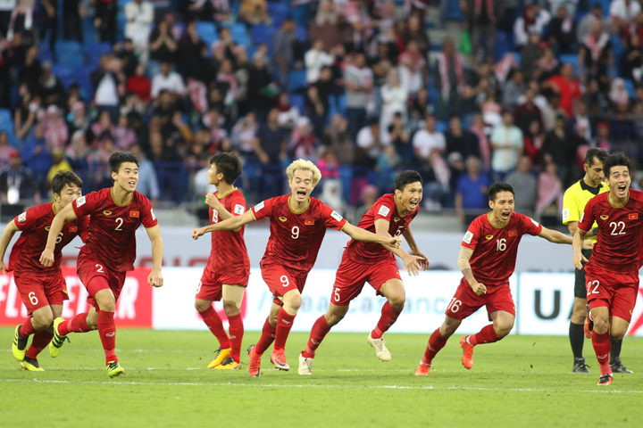 Tuyển Việt Nam ăn mừng chiến thắng trước Jordan tối 20/1. Ảnh: Anh Khoa