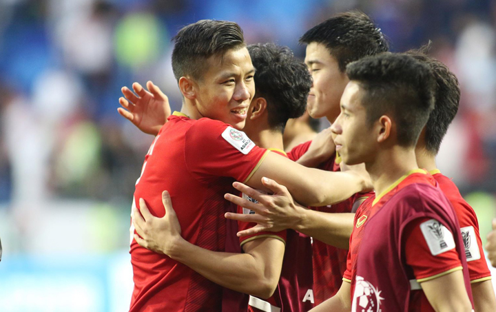 Cầu thủ Việt Nam ôm nhau mừng, sau khi đoạt vé vào tứ kết. Ảnh: Anh Khoa.