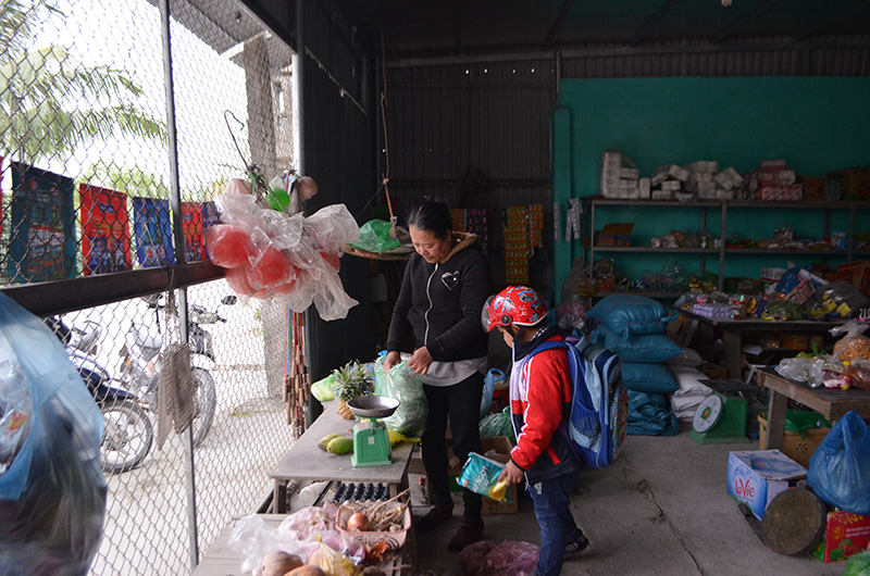 Công nghệ nung vôi thủ công khá lạc hậu, khiến môi trường khu vực xung quanh bị ô nhiễm, ảnh hưởng tới đời sống của nhân dân trong vùng. (Ảnh chụp tại khu Cẩm Hồng, phường Phương Nam, TP Uông Bí).