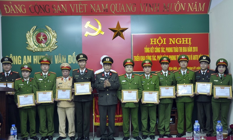 Lãnh đạo Công an tỉnh trao tặng danh hiệu CSTĐ cấp cơ sở cho 11 CBCS Công an huyện Vân Đồn.