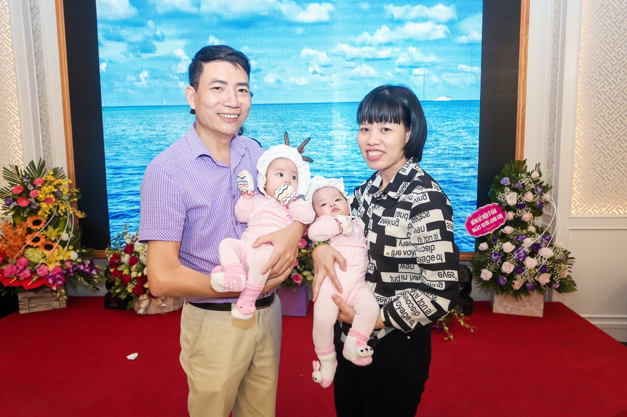 Niềm hạnh phúc của vợ chồng chị Nguyễn Thị Thơm (SN 1980) và anh Hà Đức Phong (SN 1978) sau hành trình 10 năm “tìm con”. 