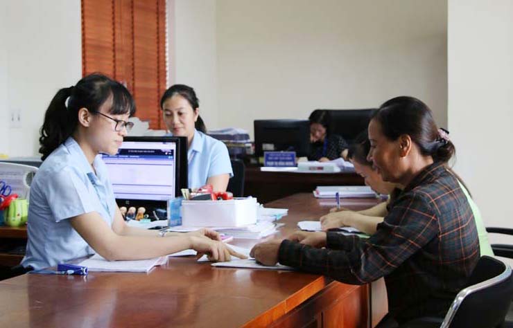 Cán bộ Bộ phận tiếp nhận và trà kết quả hiện đại phường Tuần Châu hướng dẫn công dân giải quyết thủ tục hành chính.