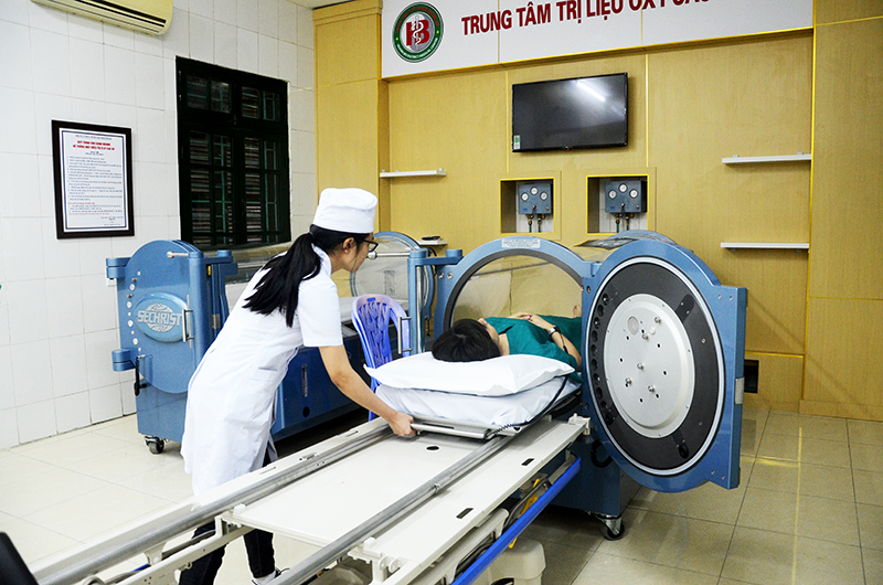 Ưng dụng oxy cao áp trong điều trị bệnh ở Trung tâm Y tế huyện Hoành Bồ.