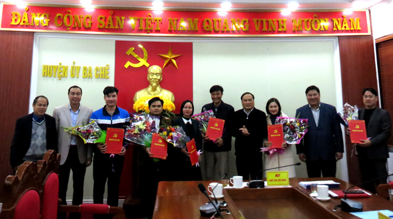 Lãnh đạo Huyện uỷ, Uỷ ban Nhân dân huyện Ba Chẽ trao quyết định, tặng hoa chúc mừng các ứng viên trúng tuyển.
