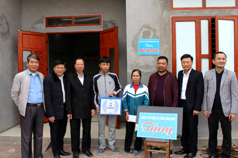 Các doanh nghiệp trao tiền hỗ trợ bà Lê Thị Hường là hộ nghèo, khuyết tật ở xã Đầm Hà xây nhà mới.