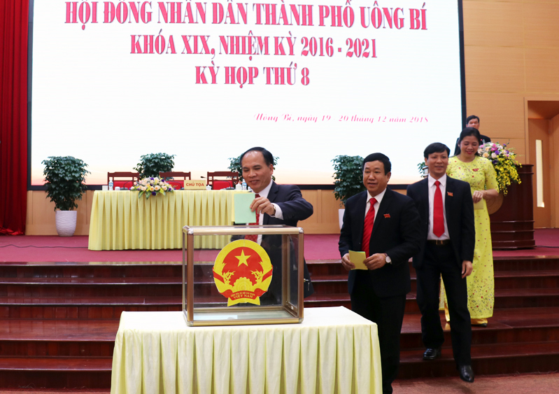 Đồng chí Trần Văn Lâm, Bí thư Thành ủy, Chủ tịch HĐND TP Uông Bí bỏ phiếu tín nhiệm trong 