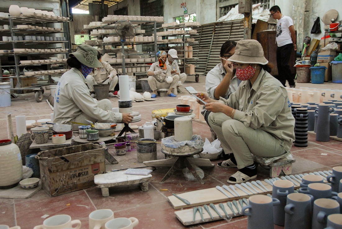 Đông đảo các lao động nữ làm việc tại xưởng sản xuất gốm Công ty TNHH Quang Vinh (TX Đông Triều).