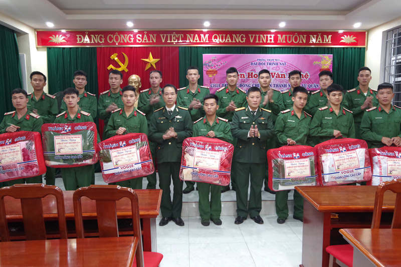 Cán bộ đại đội Trinh sát (Bộ CHQS tỉnh) tặng quà cho 17 quân nhân xuất ngũ về địa phương.